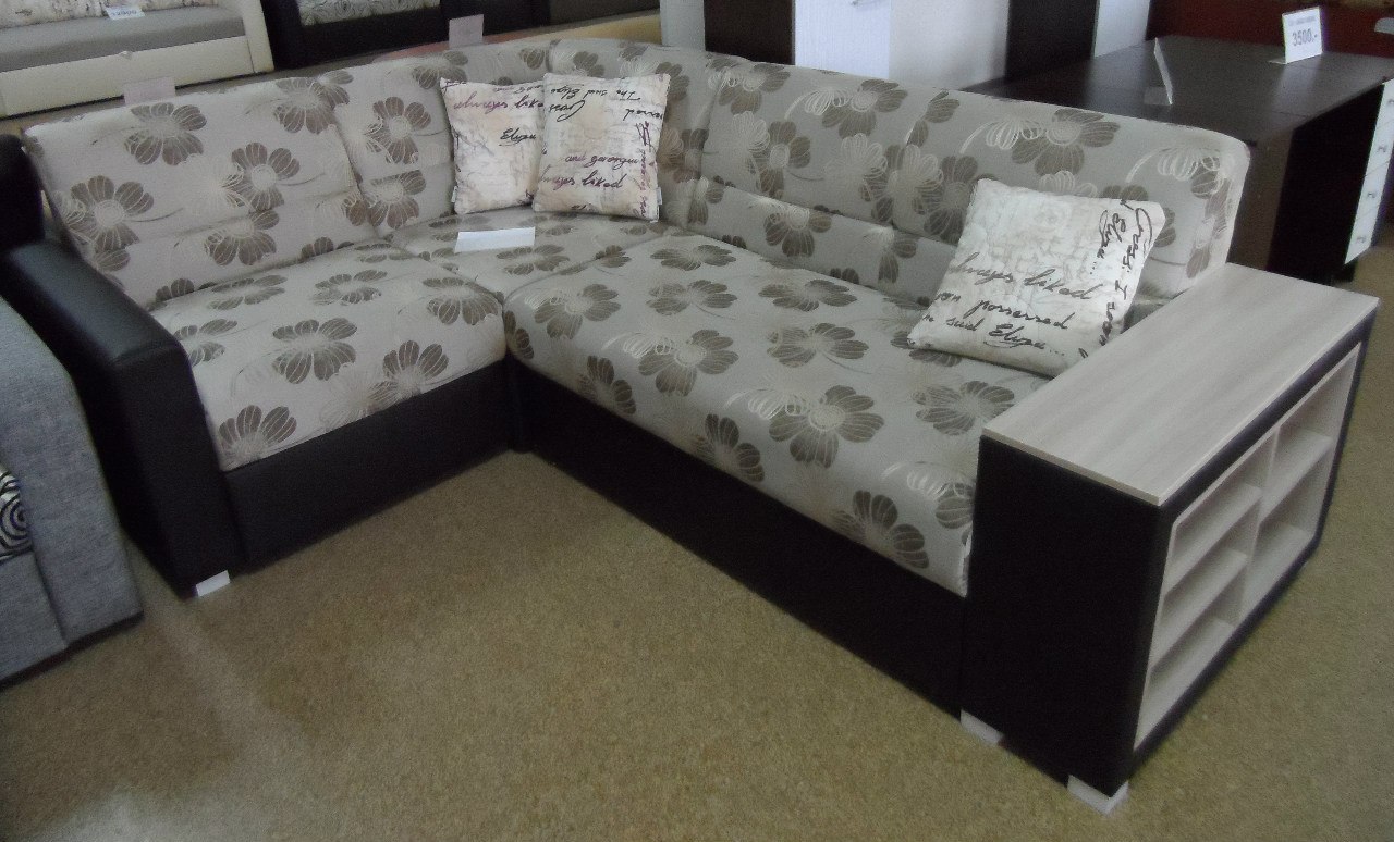 Угловой диван с полосатыми подушками
