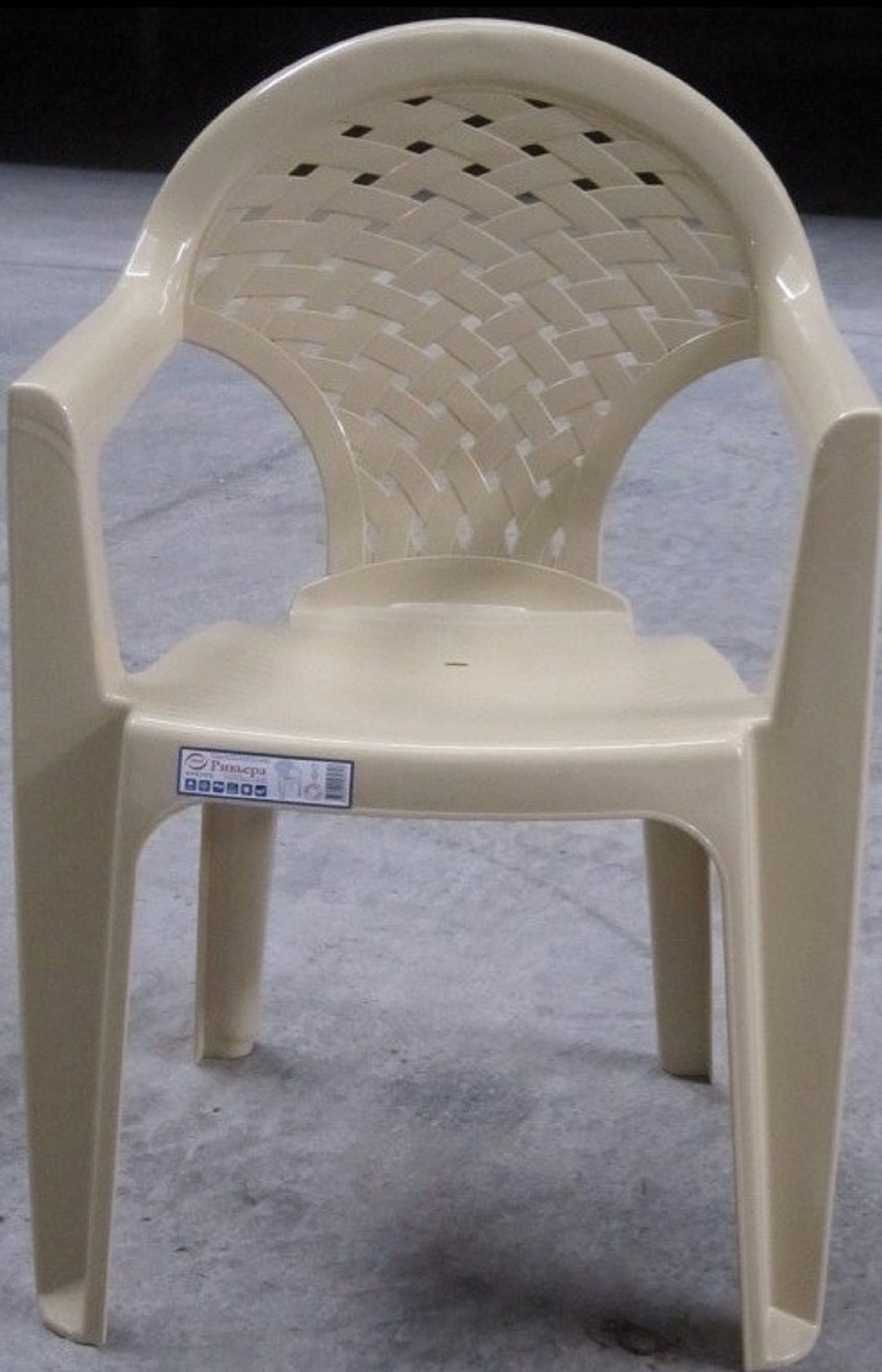 кресло с пластиковым сиденьем и спинкой