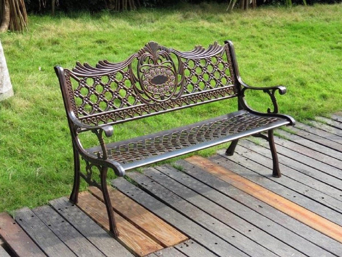 садовая скамейка со спинкой из металла